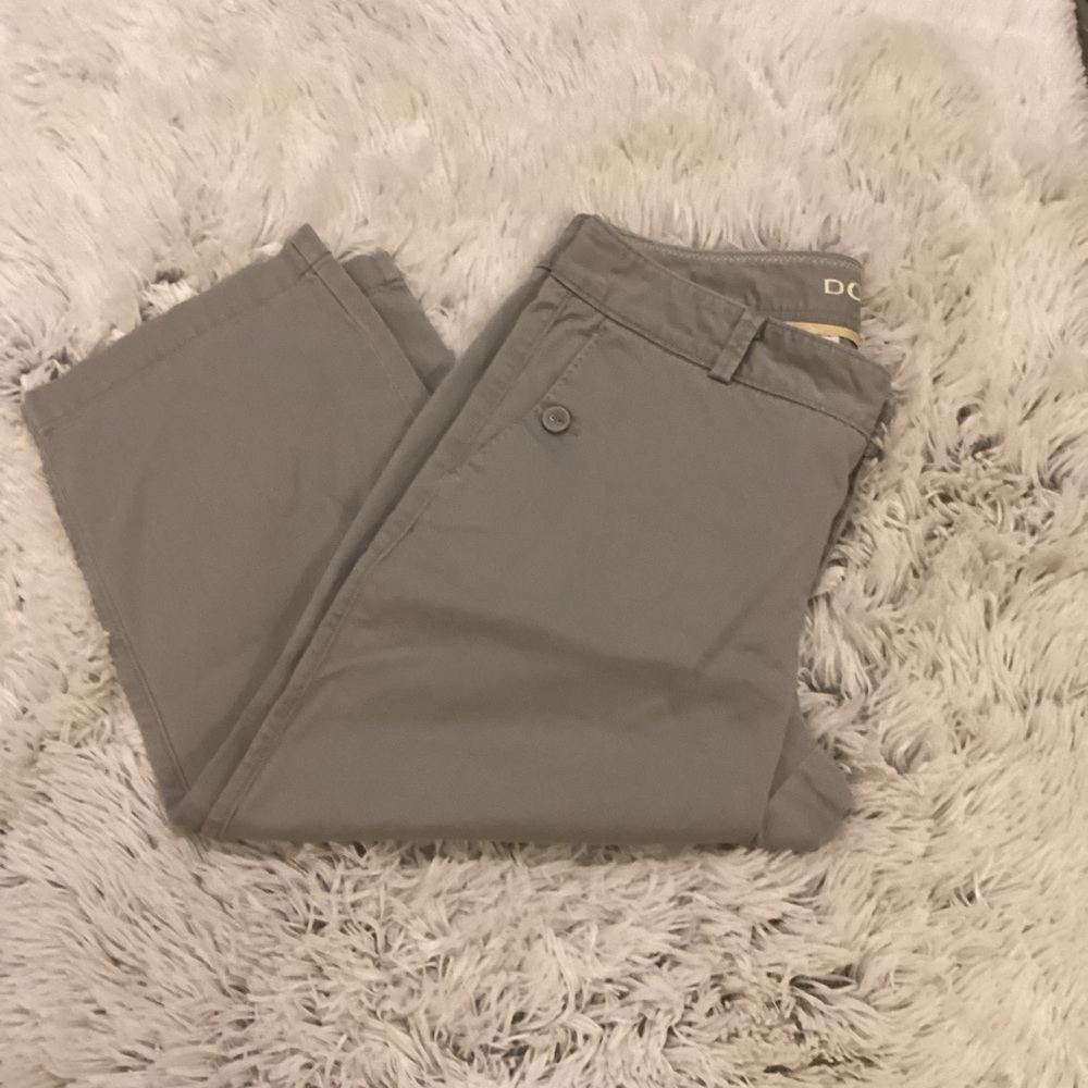 Dockers capri Woman’s size 8 gray
very little stretch button zipper clos…